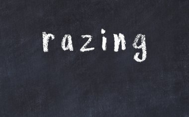 Üzerinde yazı olan siyah karatahta.