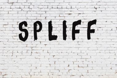 Kelimeler beyaz tuğla duvara yazıldı.