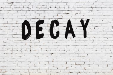 Üzerinde siyah boya izi olan beyaz duvar.