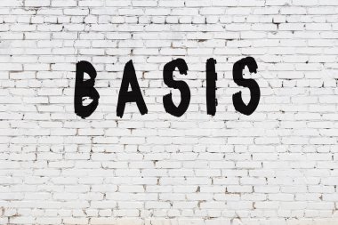 Üzerinde siyah boya olan beyaz duvar.