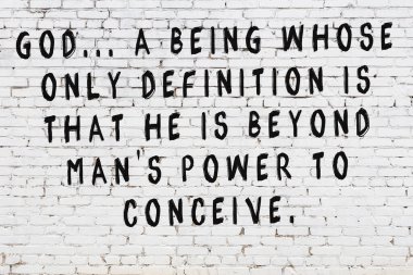 Beyaz tuğla duvar arkaplanına siyah düşünceli bir yazı.