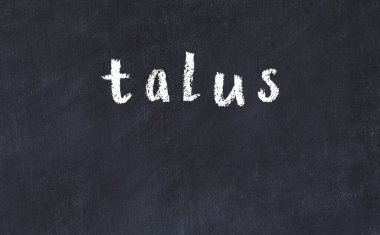 Üzerinde yazı talusu olan siyah karatahta.