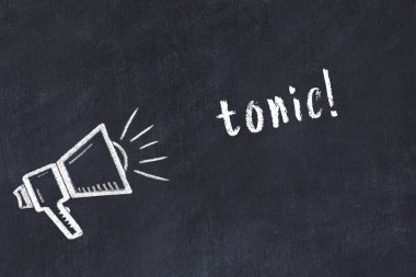 Tebeşir hoparlörü ve yazı toniği siyah karatahtaya