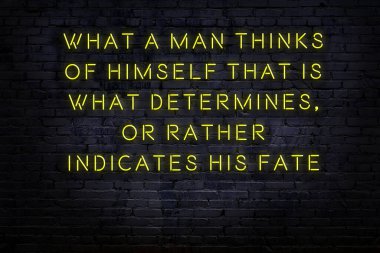 Akıllıca alıntı. Duvara karşı neon yazıtlar