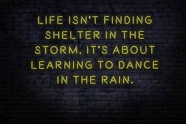 Akıllıca alıntı. Duvara karşı neon yazıtlar