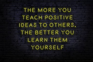 Tuğla duvardaki neon ışığın gece görüşü. Bilge Qoutation. 