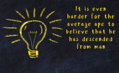 Fikir üretme kavramı. Ampulün tebeşir çizimi. Boşluğu kopyala