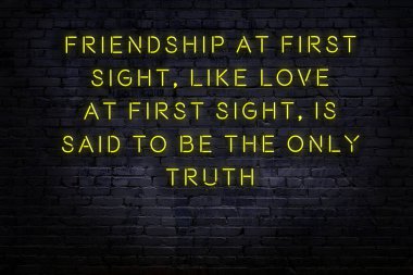 Zekice ve motive edici bir alıntı. Tuğla duvarda neon işareti