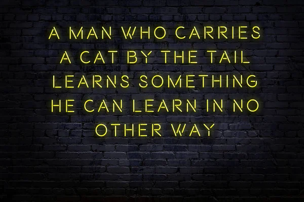 Розумна та мотиваційна цитата. Неоновий знак на цегляній стіні — стокове фото