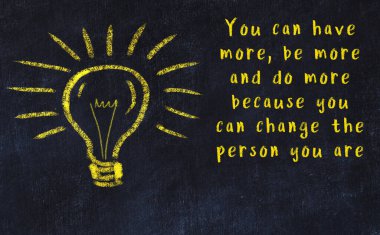 Fikir üretme kavramı. Ampulün tebeşir çizimi. Boşluğu kopyala