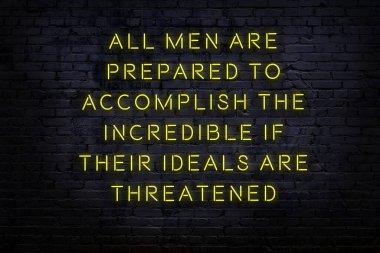 Akıllıca alıntı. Duvara karşı neon yazıtlar