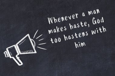 Tebeşir hoparlörü ve siyah masada akıllıca bir alıntı.