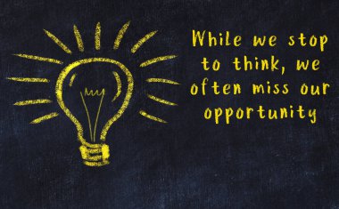 Fikir üretme kavramı. Ampulün tebeşir çizimi. Boşluğu kopyala