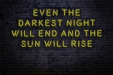 Tuğla duvardaki neon ışığın gece görüşü. Bilge Qoutation. 