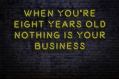 Zekice ve motive edici bir alıntı. Tuğla duvarda neon işareti