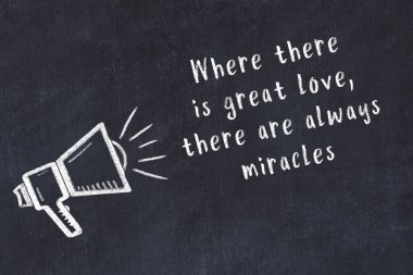 Siyah masaya hoparlör ve motivasyonel alıntının tebeşir çizimi