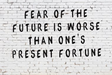 Bilgece alıntıların yazılı olduğu siyah boyanmış beyaz tuğla duvar