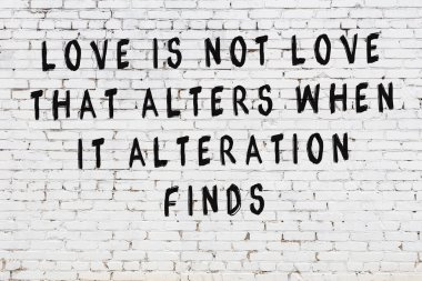 Bilgece alıntıların yazılı olduğu siyah boyanmış beyaz tuğla duvar