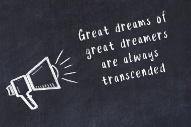 Tebeşir hoparlörü ve siyah masada akıllıca bir alıntı.