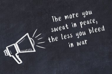 Siyah masaya hoparlör ve motivasyonel alıntının tebeşir çizimi