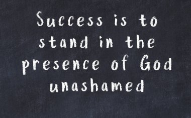 Üzerinde bilge yazılar olan siyah karatahta.