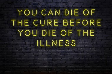 Zekice ve motive edici bir alıntı. Tuğla duvarda neon işareti