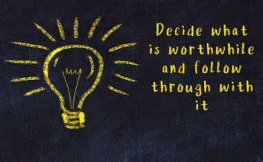 Fikir üretme kavramı. Ampulün tebeşir çizimi. Boşluğu kopyala