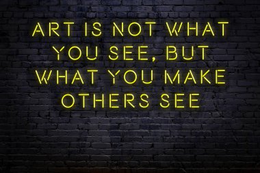 Tuğla duvardaki neon ışığın gece görüşü. Bilge Qoutation. 