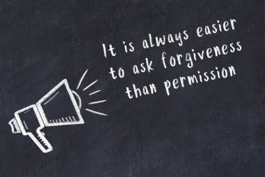 Tebeşir hoparlörü ve siyah masada akıllıca bir alıntı.