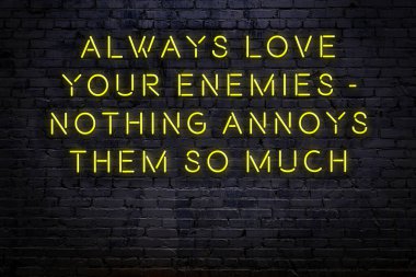 Zekice ve motive edici bir alıntı. Tuğla duvarda neon işareti