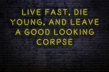 Akıllıca alıntı. Duvara karşı neon yazıtlar