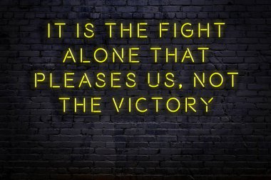 Akıllıca alıntı. Duvara karşı neon yazıtlar