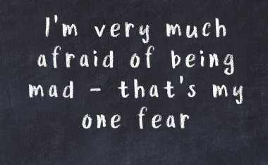 Siyah masadaki akıllı alıntıların tebeşiri.