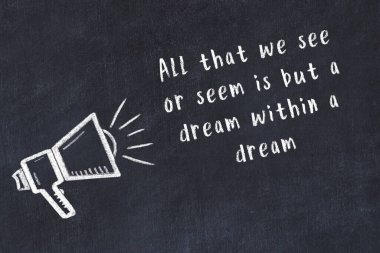 Siyah masaya hoparlör ve motivasyonel alıntının tebeşir çizimi