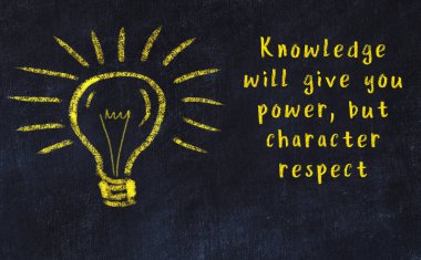 Fikir üretme kavramı. Ampulün tebeşir çizimi. Boşluğu kopyala