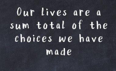 Üzerinde bilge yazılar olan siyah karatahta.