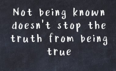 Üzerinde bilge yazılar olan siyah karatahta.