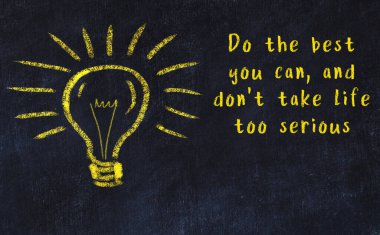 Fikir üretme kavramı. Ampulün tebeşir çizimi. Boşluğu kopyala