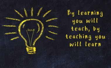 Fikir üretme kavramı. Ampulün tebeşir çizimi. Boşluğu kopyala