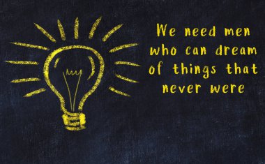 Fikir üretme kavramı. Ampulün tebeşir çizimi. Boşluğu kopyala