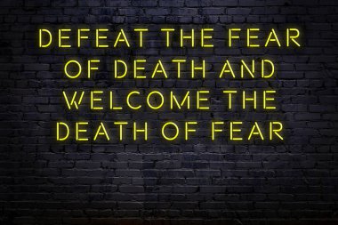 Zekice ve motive edici bir alıntı. Tuğla duvarda neon işareti