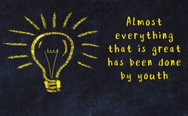 Fikir üretme kavramı. Ampulün tebeşir çizimi. Boşluğu kopyala