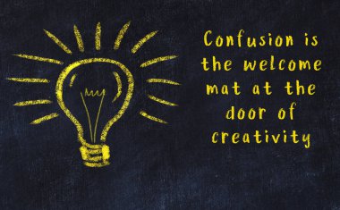 Fikir üretme kavramı. Ampulün tebeşir çizimi. Boşluğu kopyala