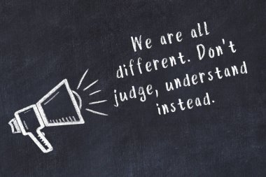 Siyah masaya hoparlör ve motivasyonel alıntının tebeşir çizimi