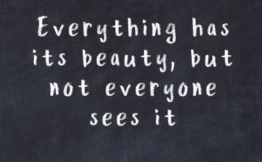 Siyah karatahtaya Tebeşir Bilgisi Yazısı