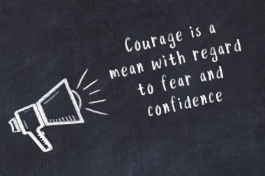 Siyah masaya hoparlör ve motivasyonel alıntının tebeşir çizimi