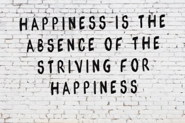 Bilgece alıntıların yazılı olduğu siyah boyanmış beyaz tuğla duvar