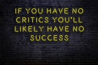 Zekice ve motive edici bir alıntı. Tuğla duvarda neon işareti