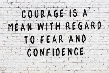 Bilgece alıntıların yazılı olduğu siyah boyanmış beyaz tuğla duvar