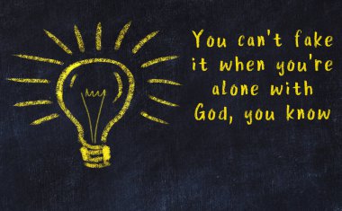 Fikir üretme kavramı. Ampulün tebeşir çizimi. Boşluğu kopyala